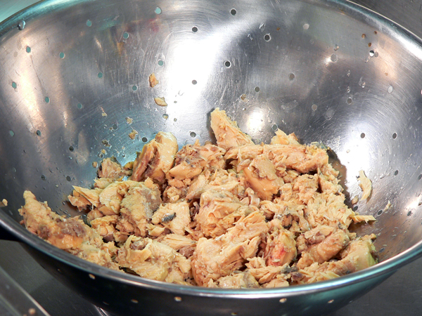 03_Salmon-Patties_drain-salmon Flake the salmon