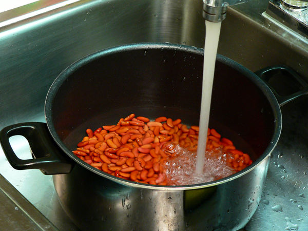 04_Chili-Con-Carne_cover-with-water Place beans in a pot and cover with water.