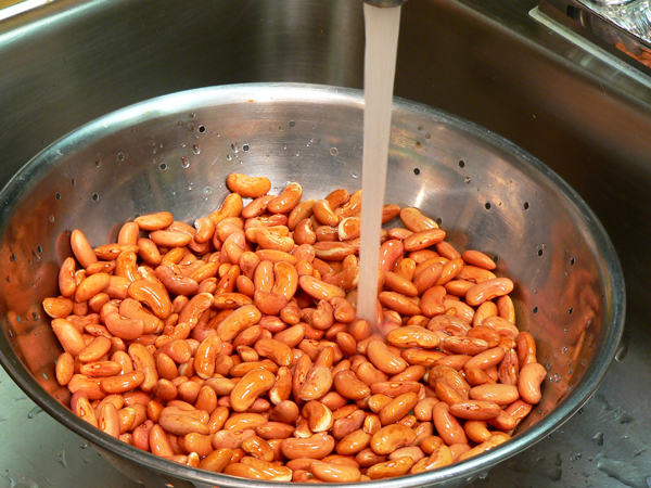 05_Chili-Con-Carne_rinse-beans Rinse the soaked beans again.