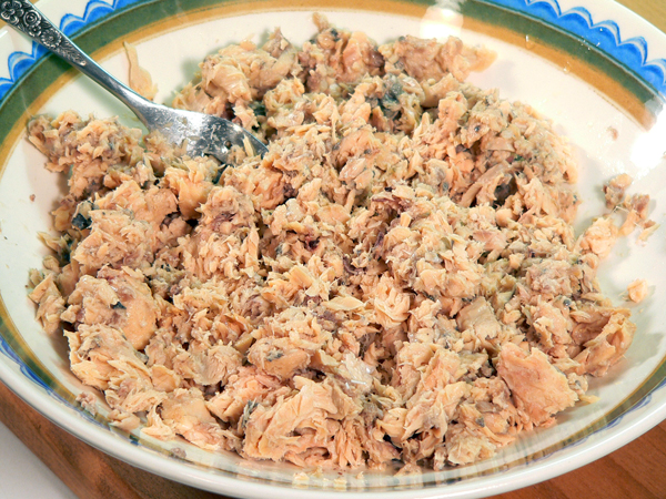 05_Salmon-Patties_mix-ingredinets Place salmon in a large mixing bowl.