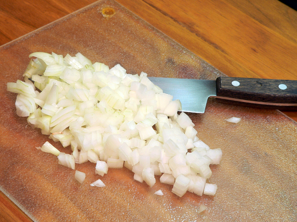 06_Chili-Con-Carne_dice-onion Dice up some onions.