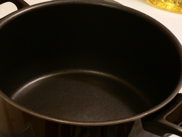 07_Chili-Con-Carne_heat-saucepot Heat up the saucepot.