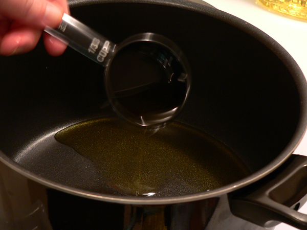08_Chili-Con-Carne_add-olive-oil Add the olive oil.
