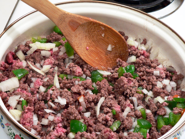 09_Sloppy-Joe's_beef-add-onion-stir Stir the mixture.