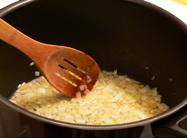 10_Chili-Con-Carne_stir-onions Stir the onions.
