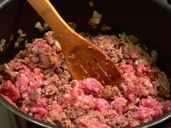 14_Chili-Con-Carne_simmer-meats Simmer the meats.