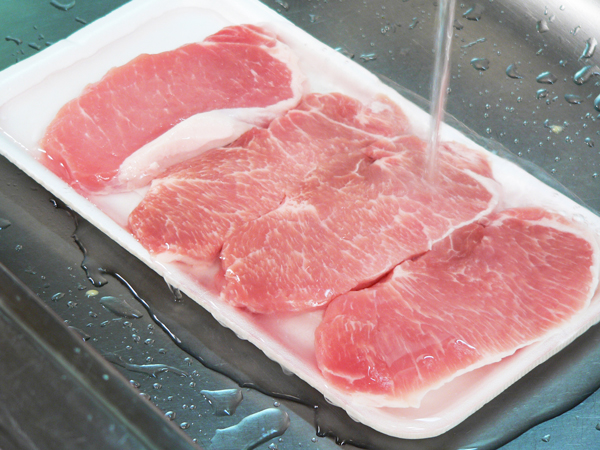 14_Pork-Chops_rinse-chops Rinse the pork chops under cool running water.