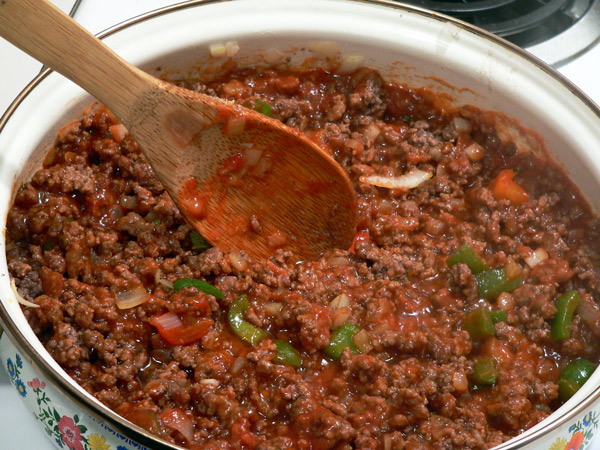 14_Sloppy-Joe's_beef-add-ketchup-stir Stir the mixture.