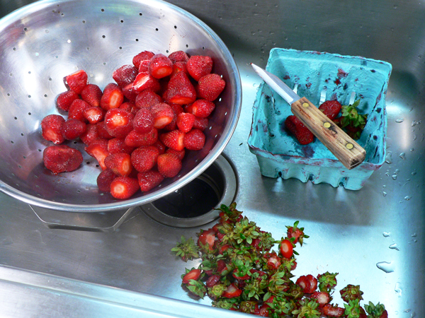 15_M-Ruths-Strawberry-Cake_discard-caps