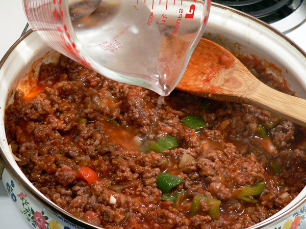 15_Sloppy-Joe's_beef-add-water Add some water.