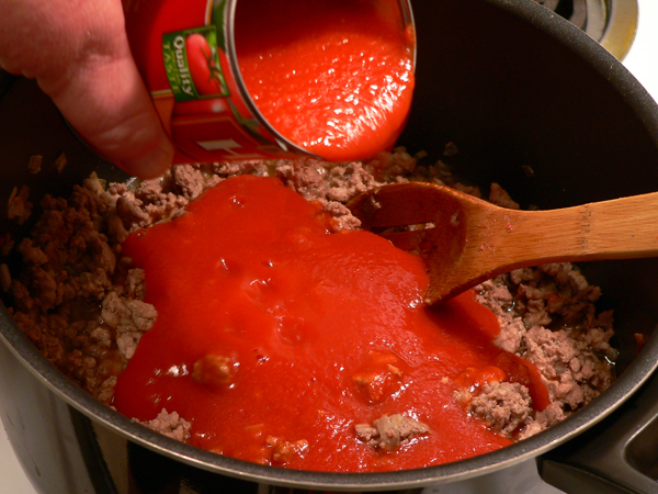 16_Chili-Con-Carne_add-tomato-sauce Add the tomato sauce.
