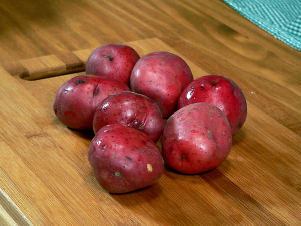17-Beef-Stew_prepare-potatoes Wash the potatoes.