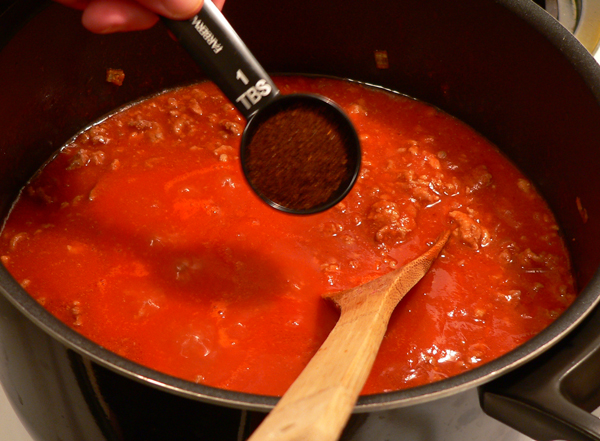 17_Chili-Con-Carne_add-chili-powder Add the chili powder