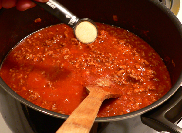 18_Chili-Con-Carne_add-garlic-powder Add the garlic powder.