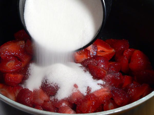 18_M-Ruths-Strawberry-Cake_add-sugar