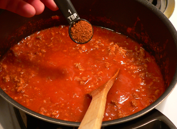 20_Chili-Con-Carne_add-beef-bouillon-granules Add beef gouillon granules.