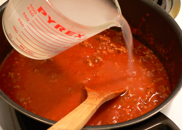 21_Chili-Con-Carne_add-hot-water Add hot water.