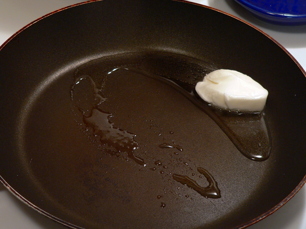 21_Salmon-Patties_add-shortening-to-pan Add shortening to your skillet.