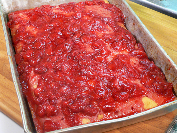 24_M-Ruths-Strawberry-Cake_spread-evenly