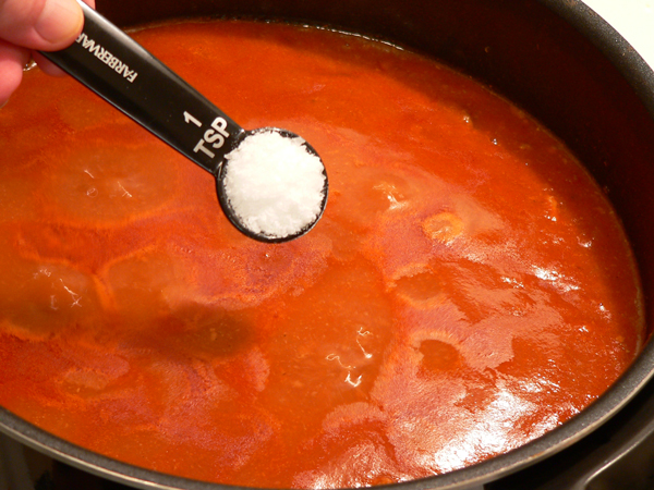 26_Chili-Con-Carne_add-salt Add some salt.