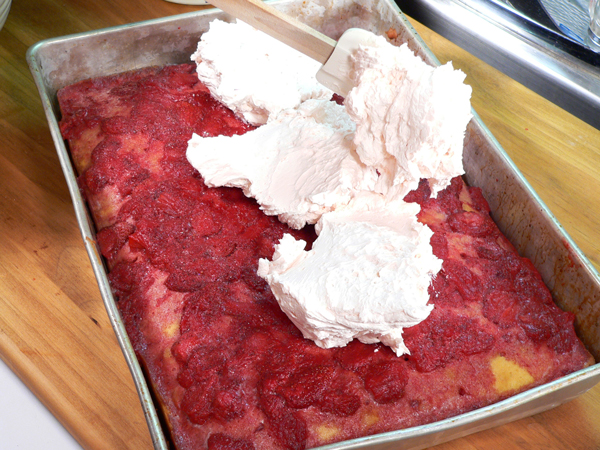 33_M-Ruths-Strawberry-Cake_add-frosting