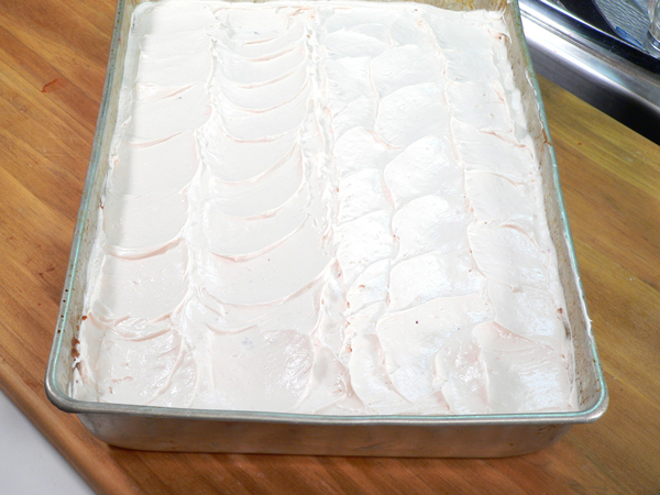 35_M-Ruths-Strawberry-Cake_spread-evenly