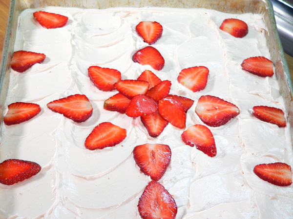 36_M-Ruths-Strawberry-Cake_add-fresh-berry-slices