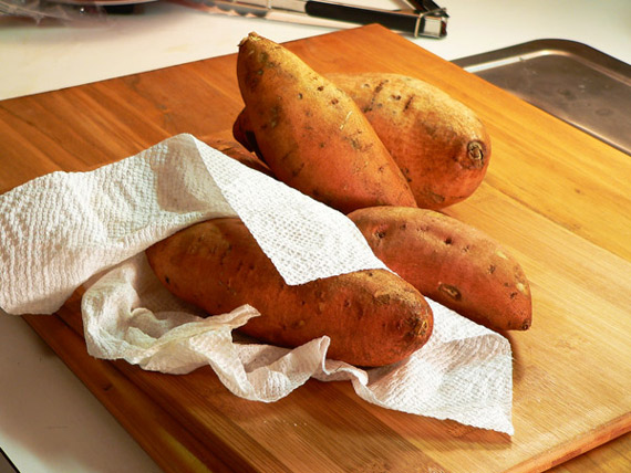 Baked-Sweet-Potatoes-dry-03 Pat the sweet potatoes to dry the water from them.