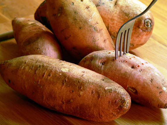 Baked-Sweet-Potatoes-pierce-04 Pierce the sweet potatoes with a fork.