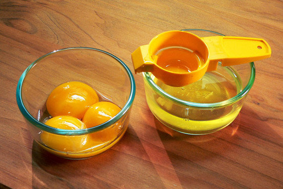 banana-pudding-3eggs-separated-04 Separate three eggs, placing whites and yolks in seperate small bowls.