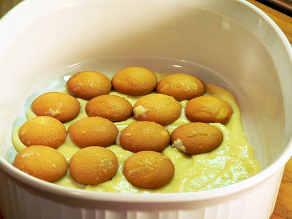 banana-pudding-layer-wafers-13 place vanilla wafers on top of pudding mixture