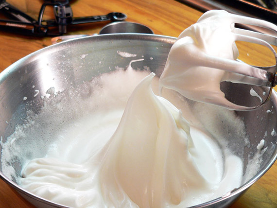 banana-pudding-meringue-firm-peaks-22 whip again to form firm peaks