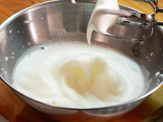 banana-pudding-meringue-peaks-20 whip meringue mixture to form soft peaks