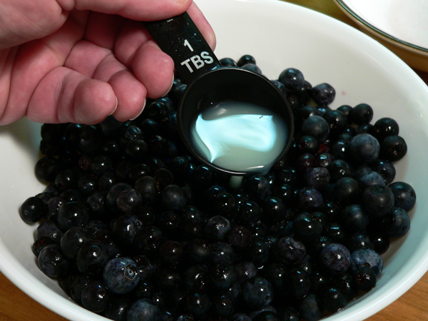 Blueberry-Pie_03_add_lemon-juice Blueberry Pie, add some lemon juice.