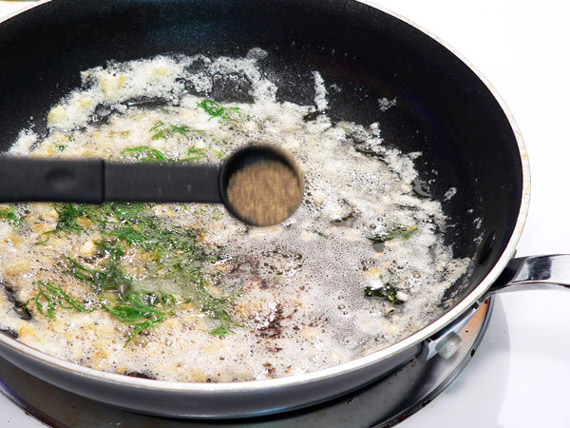 Garlic-Dill-New-Potatoes-add-pepper-11 Add some black pepper.