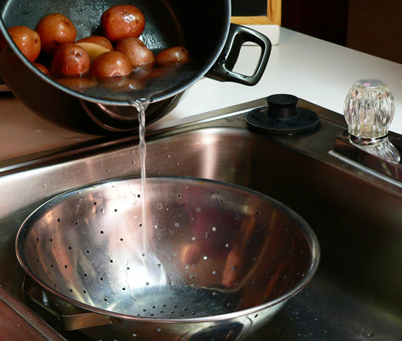Garlic-Dill-New-Potatoes-drain-04 Drain the water from the potatoes.