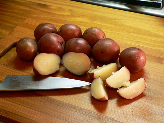 Garlic-Dill-New-Potatoes-wedges-06 Cut the potatoes into wedges.