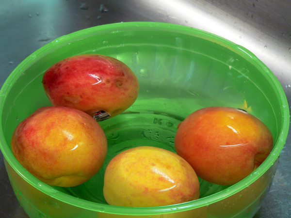 Peach-Preserve-Ice-Cream_05_cold-water Peach Preserve Ice Cream, place in cold water.