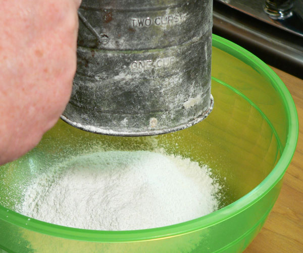 Red-Velvet-Cake, sift the flour.