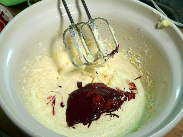 Red-Velvet-Cake, add paste to batter.