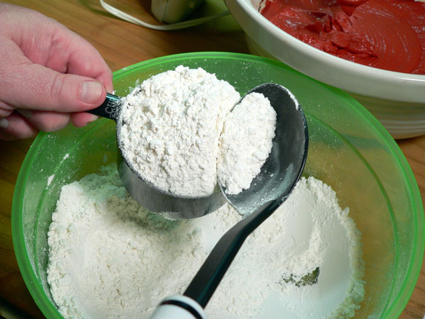 Red Velvet Cake, spoon the flour.