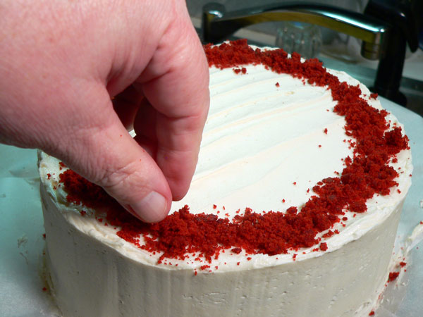 Red Velvet Cake, decorate the top.