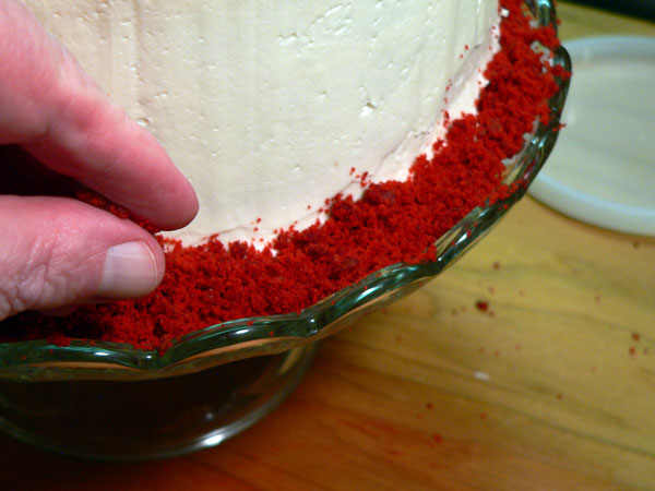 Red Velvet Cake, decorate the bottom.