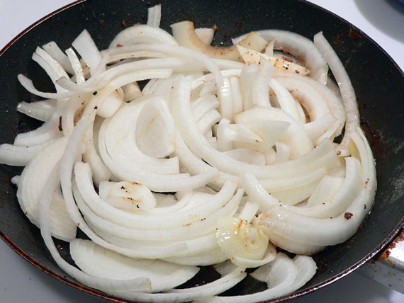salisbury-steak-onions-add-to-pan-21 add the sliced onions to the skillet