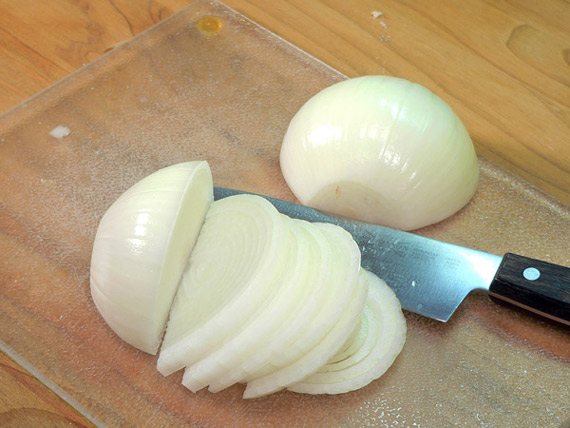 salisbury-steak-onions-sliced-16 slice the onion