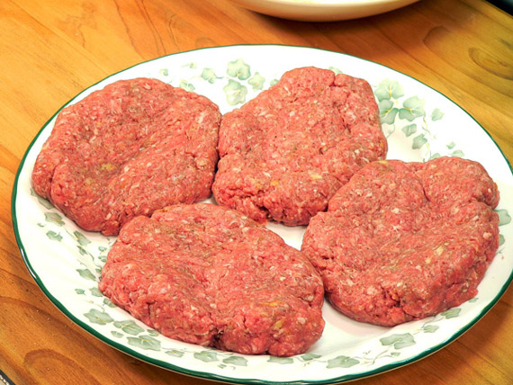 salisbury-steak-shape-patties-12 shape the mixture into 4 equal patties