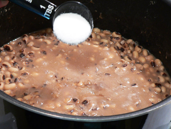 Southern-Blackeye-Peas-add-sugar-12