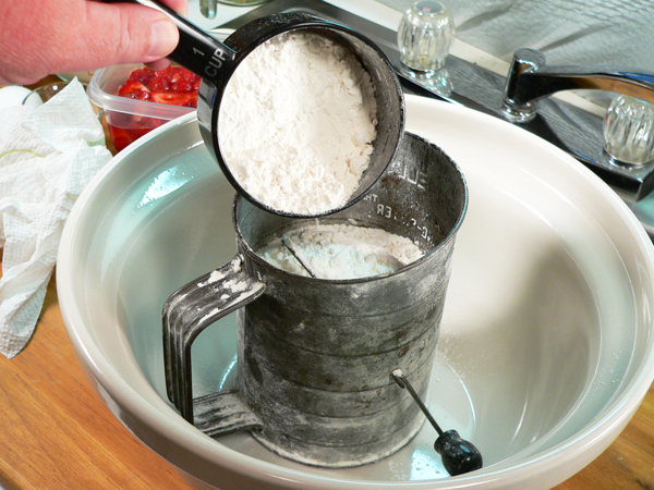 Strawberry-Shortcake_02_sift-flour Strawberry Shorcake, sift the flour.