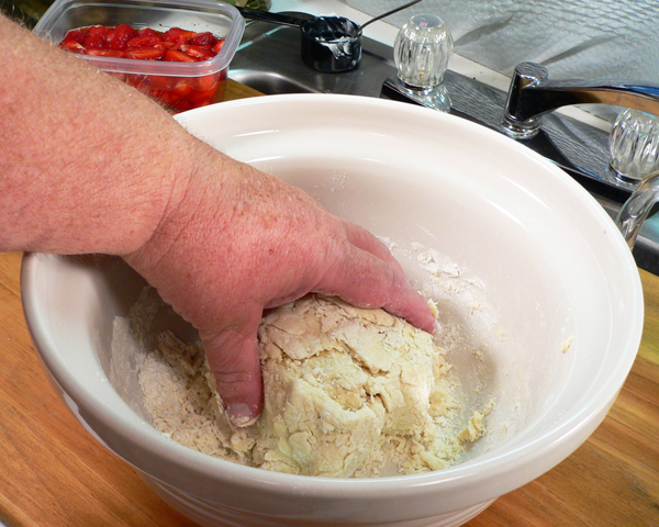 Strawberry-Shortcake_11_work-by-hand Strawberry Shortcake, work the dough by hand.