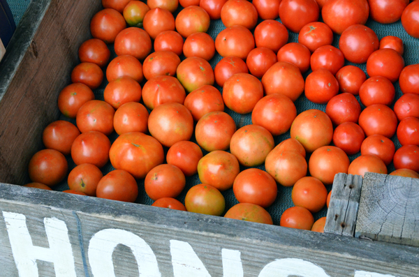 Tomato-Pie_03_produce-stand-tomatoes Tomato Pie Recipe, roadside tomatoes.